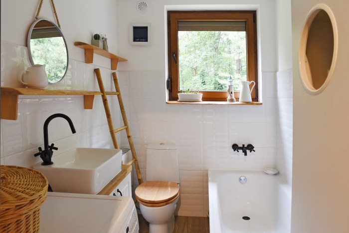 How to decorate a small bathroom window